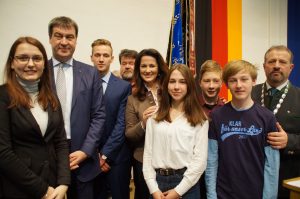 Markus Söder, Michaela Kaniber, Bürgermeister Josef Flatscher, Mitglieder des Jugendforums
