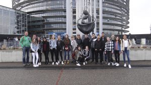 Gemeinsam posierte die Reisegruppe vor dem Europäischen Parlament in Straßburg